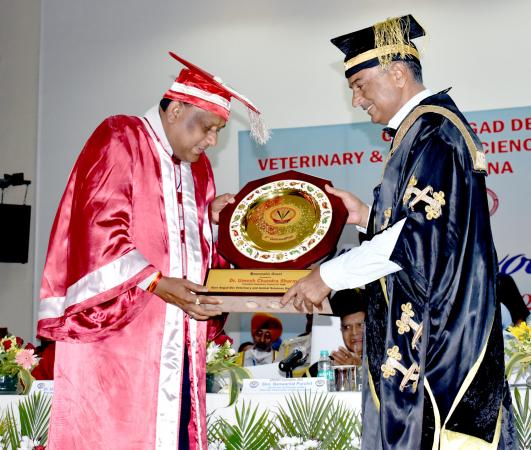 Vice Chancellor honoring Sh. Umesh Chandra Sharma on 2nd Convocation on 20th April, 2022